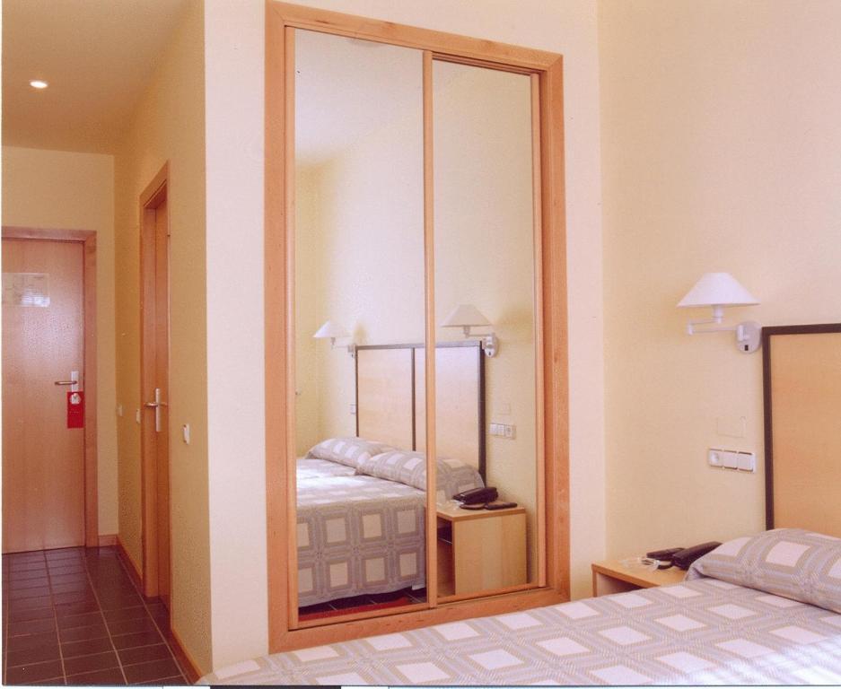 Hotel Lugones Nor Rum bild